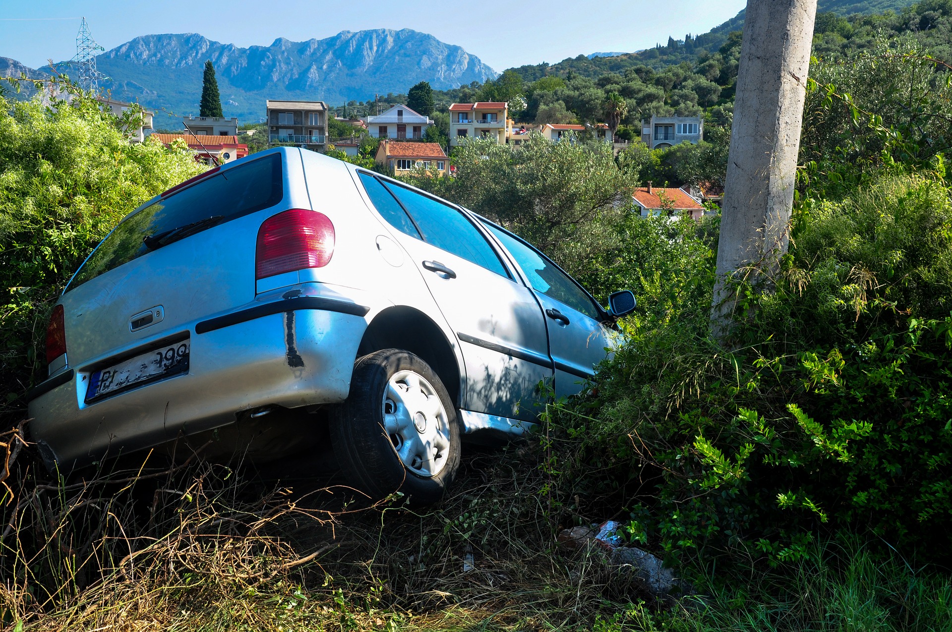 Symbolfoto Unfall Graben Böschung