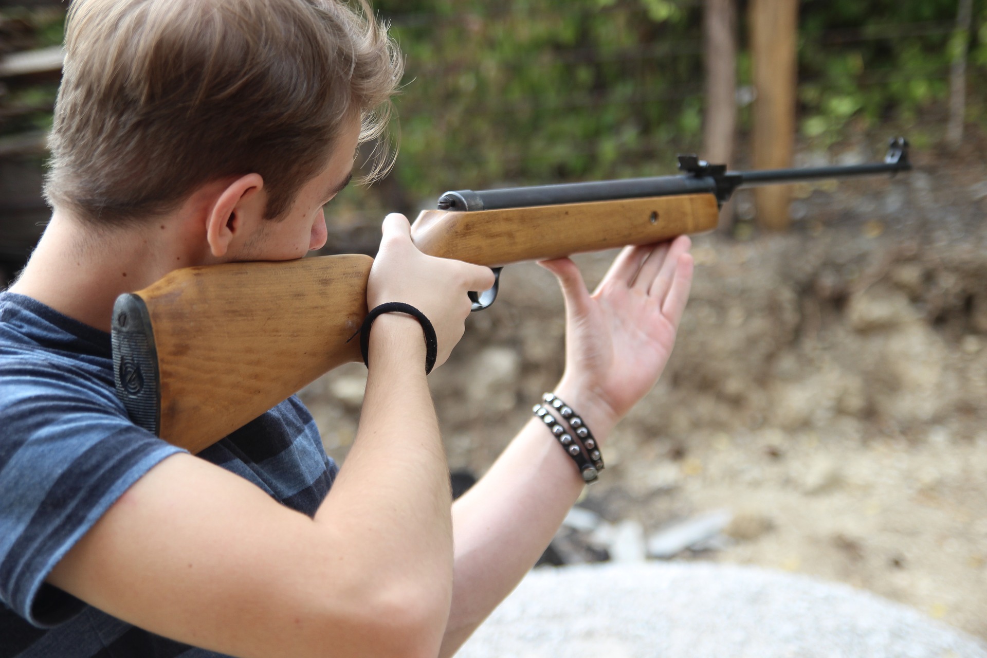 Symboldfoto schießen Mann Gewehr