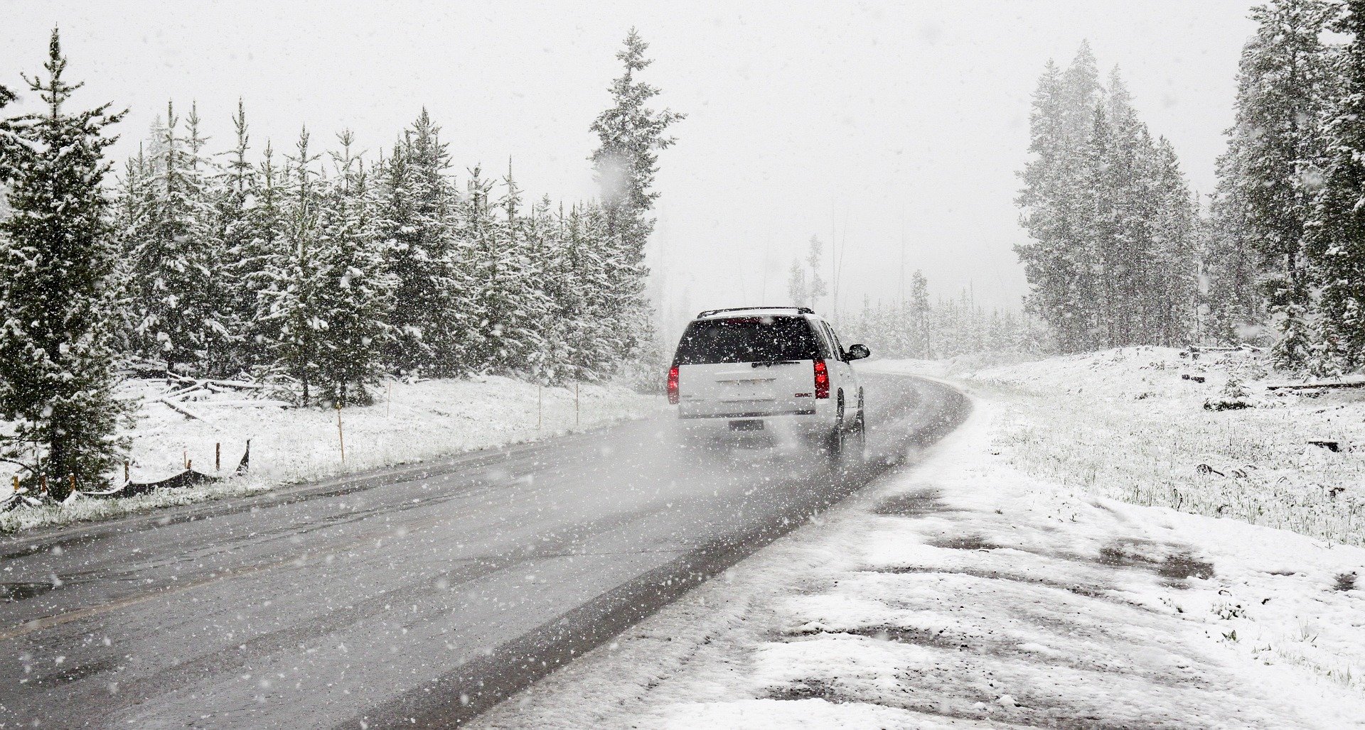 Symbolfoto Schnee Strasse