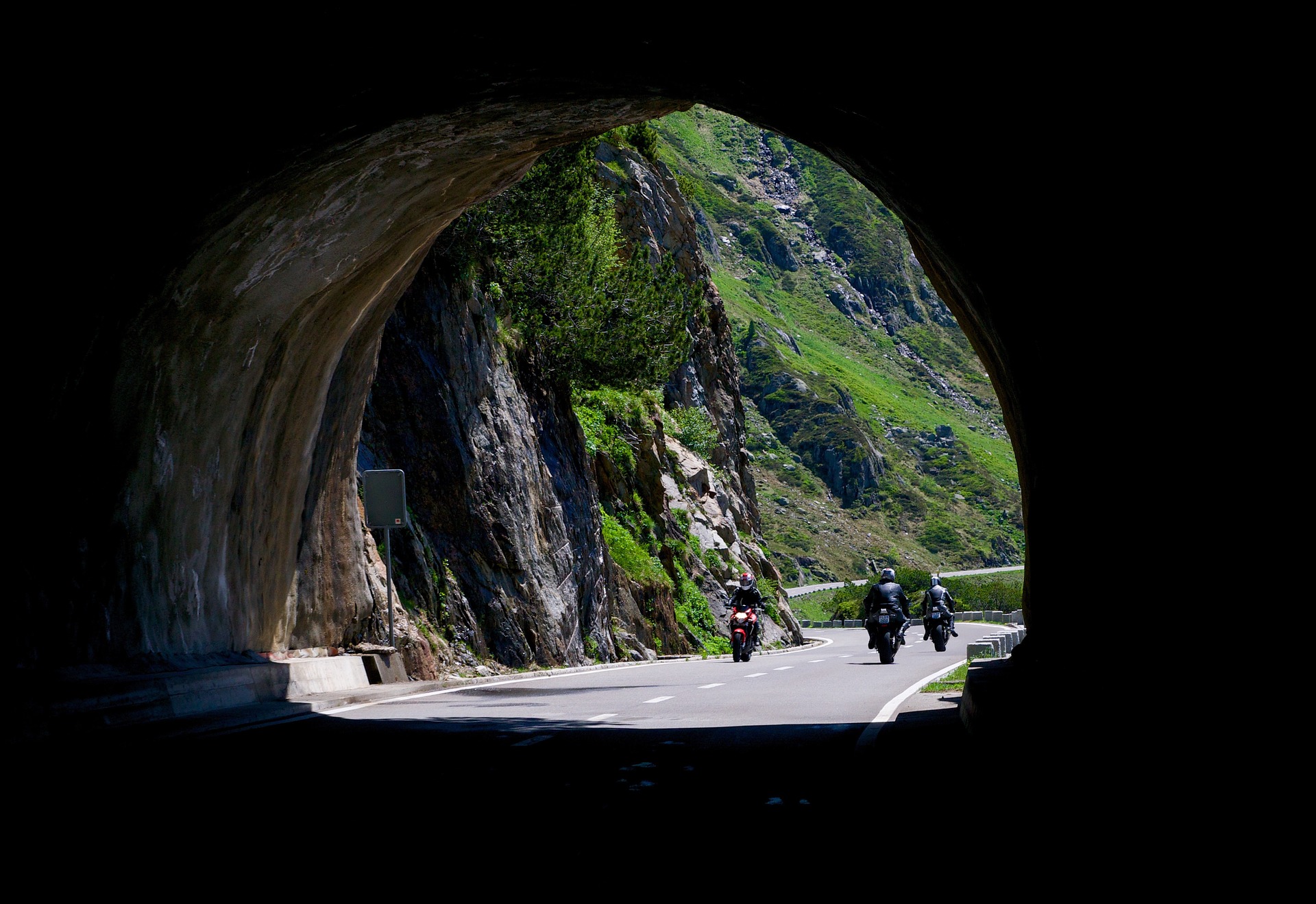 Symbolfoto Motorrad Tunnel Gruppe