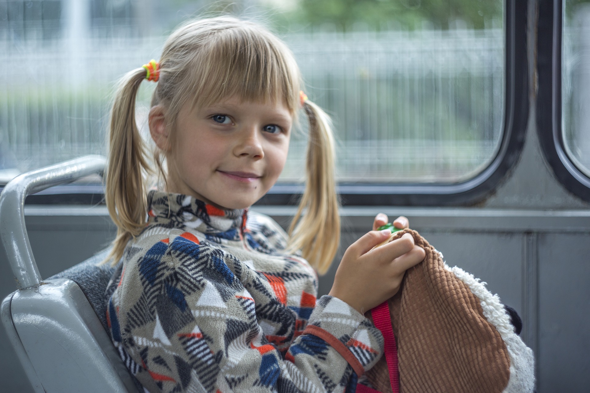 Symbolfoto Mädchen Bus